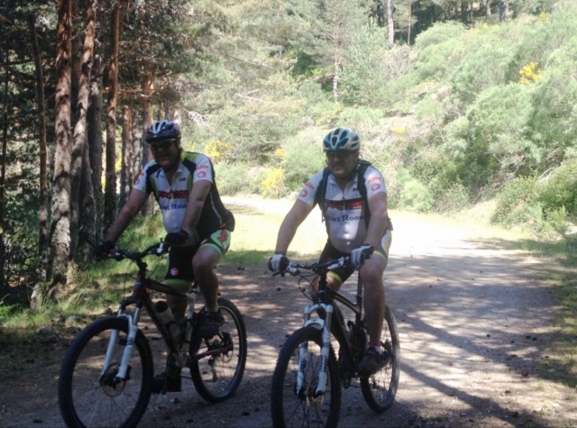 Resguardados a la sombra con las bicis